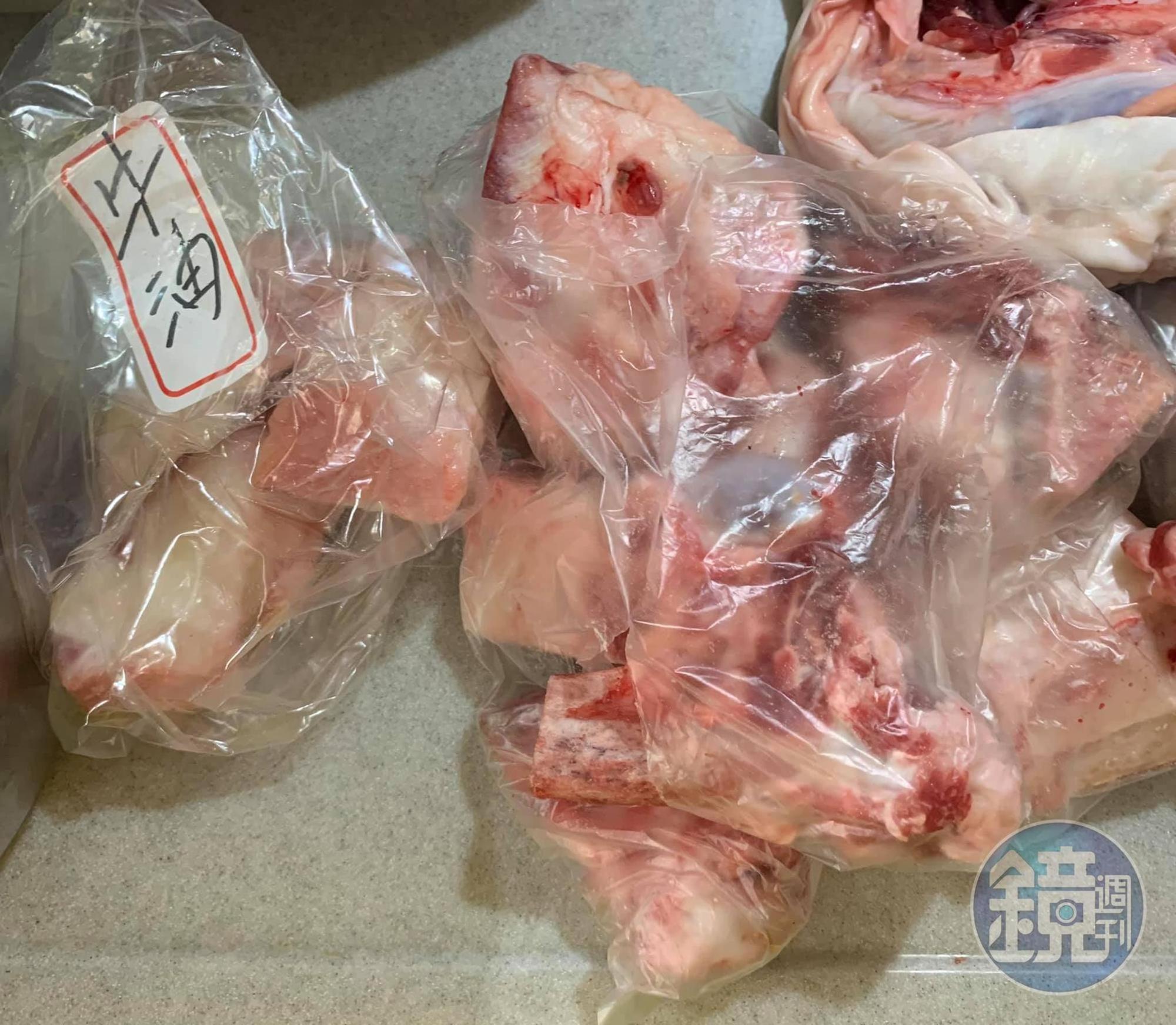同時備好牛油和牛骨。