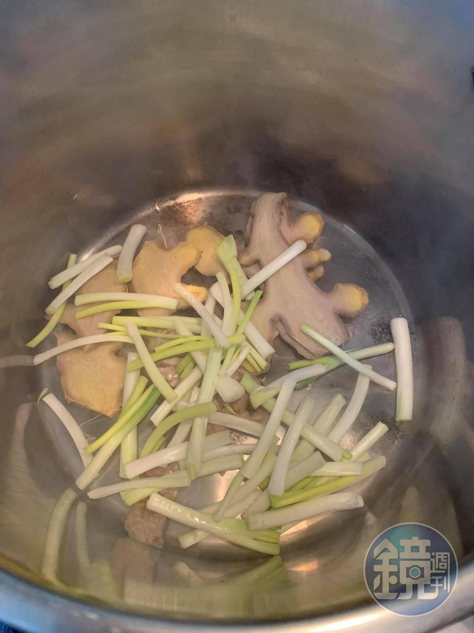 蔥段與薑片入鍋煎香。