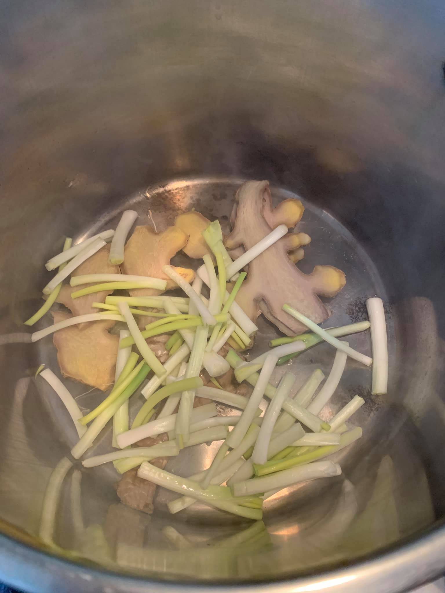 蔥段與薑片入鍋煎香。