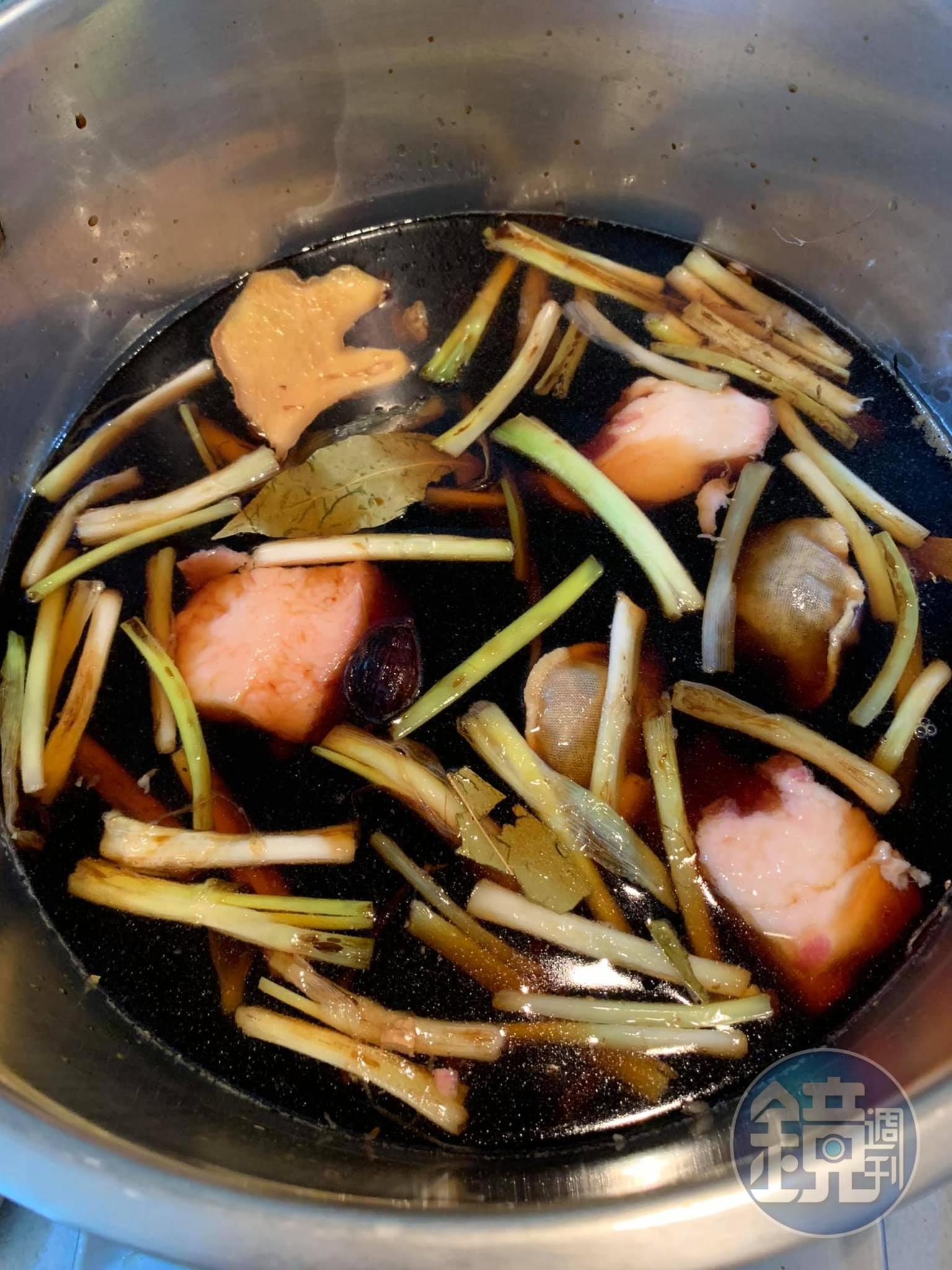 開火煮滷水。