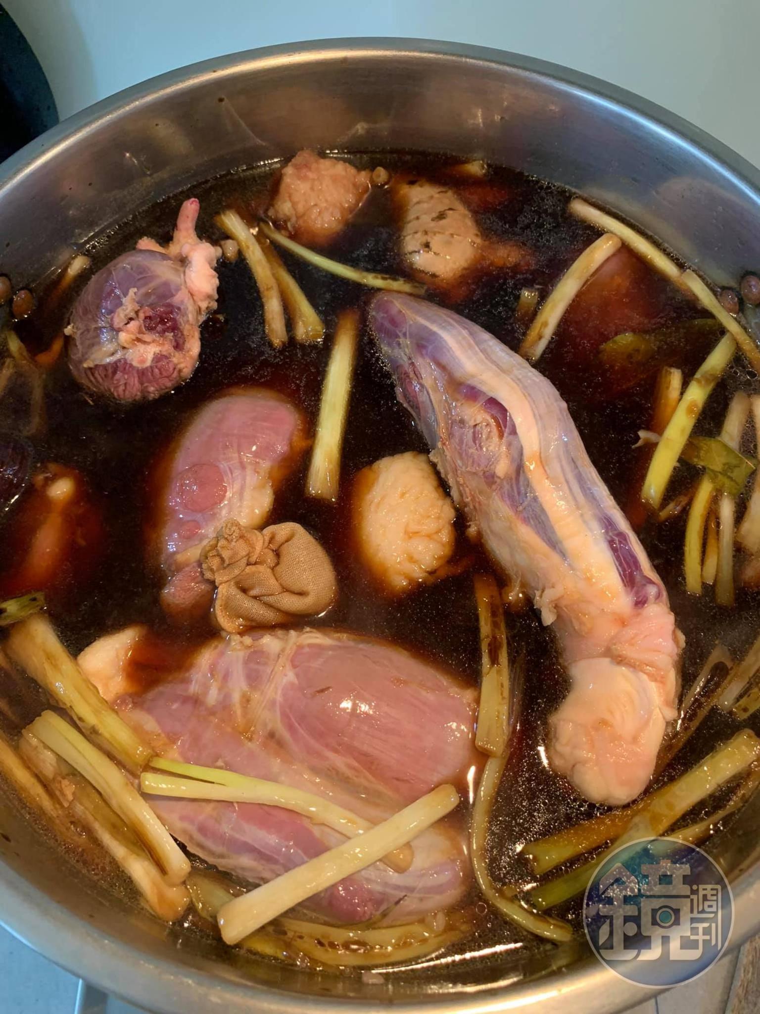 鍋子要大，全部的牛腱放入仍能滾動。