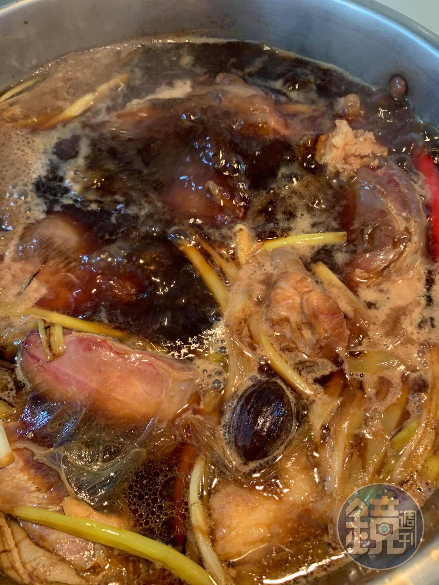 當滷汁滾，腱子也會滾動。
