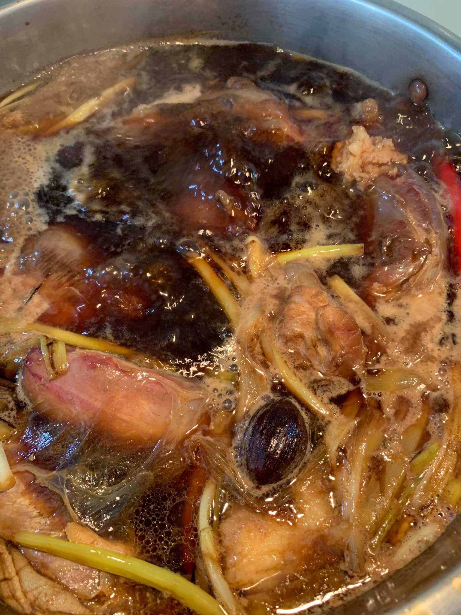 當滷汁滾，腱子也會滾動。
