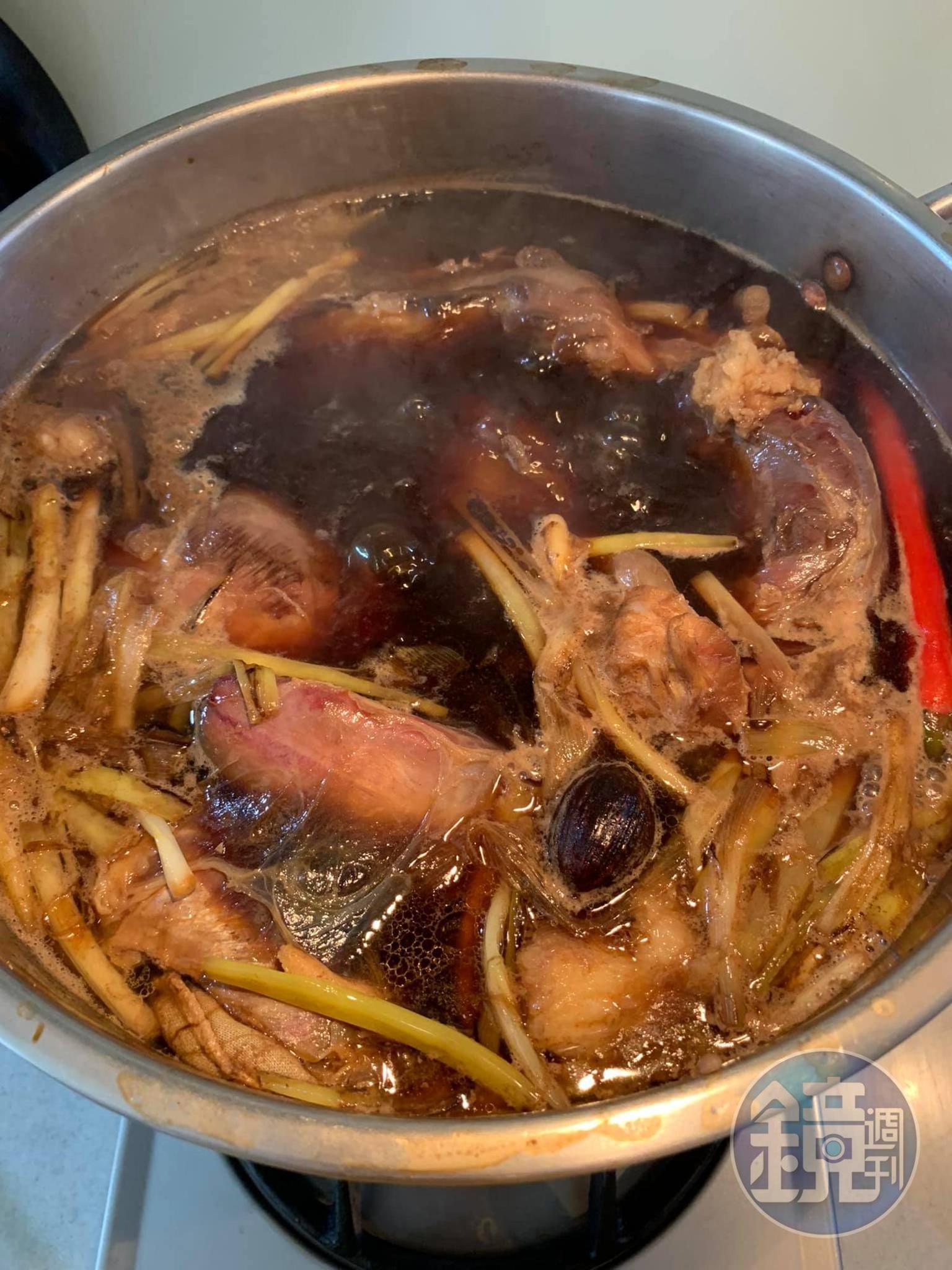 調中小火，檢視湯沸的程度。