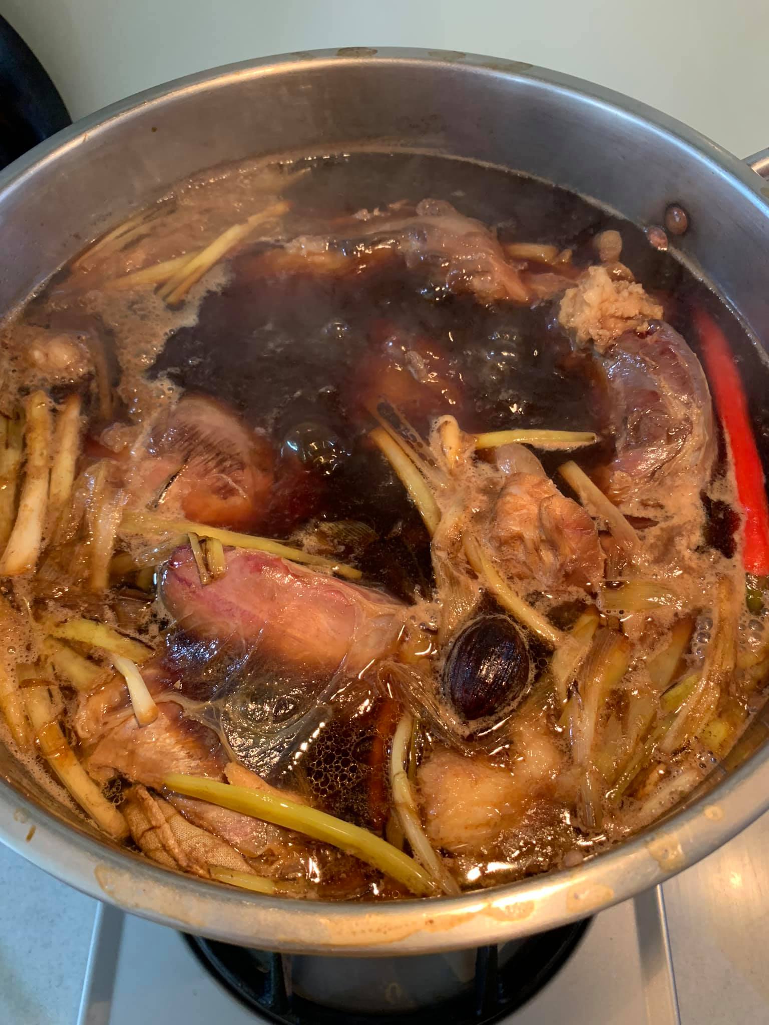 調中小火，檢視湯沸的程度。