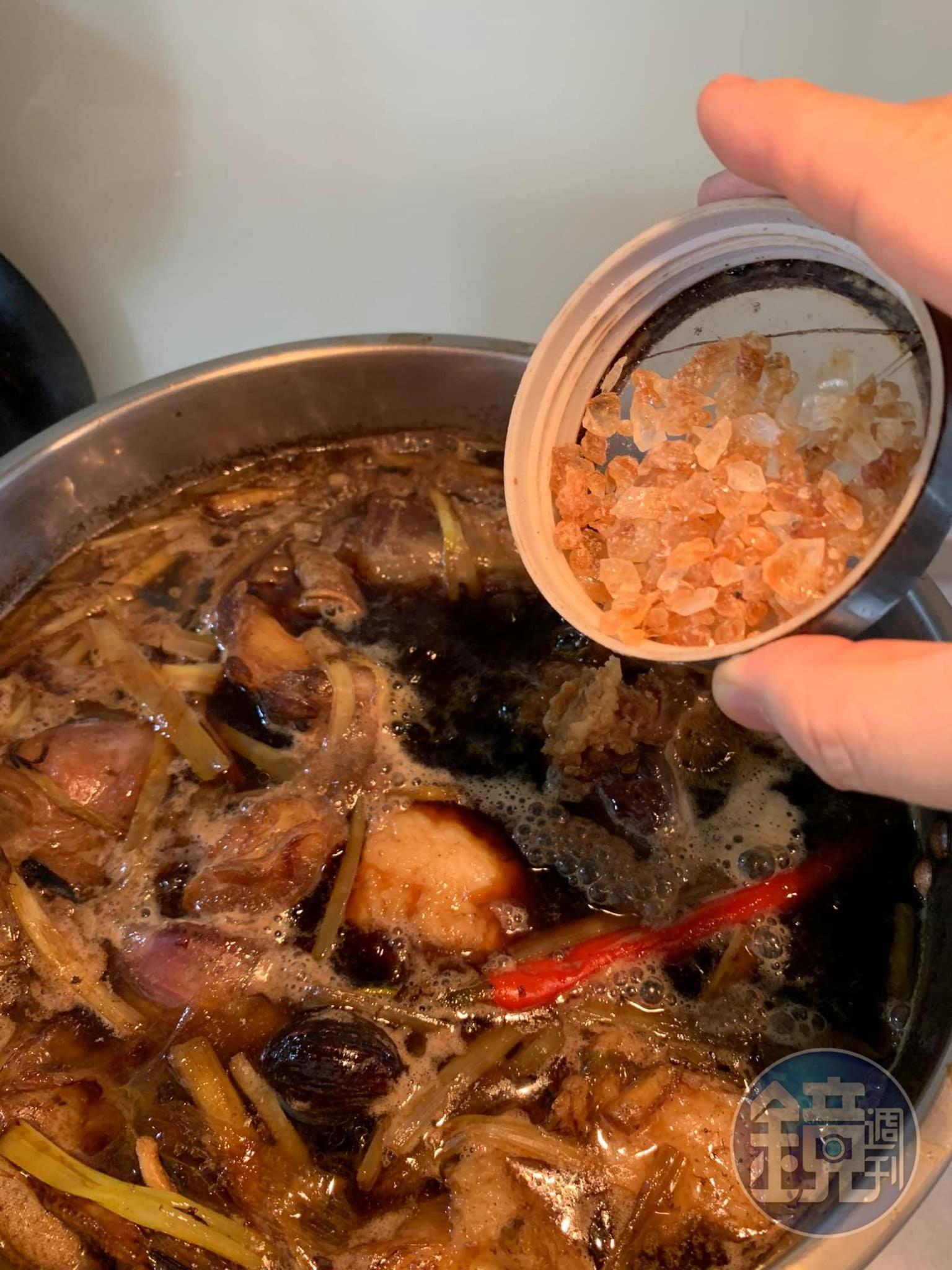 小火煮50分鐘後，加入1湯匙冰糖。