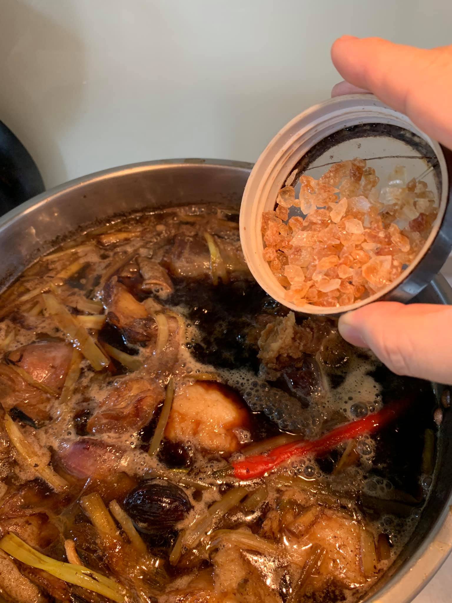 小火煮50分鐘後，加入1湯匙冰糖。
