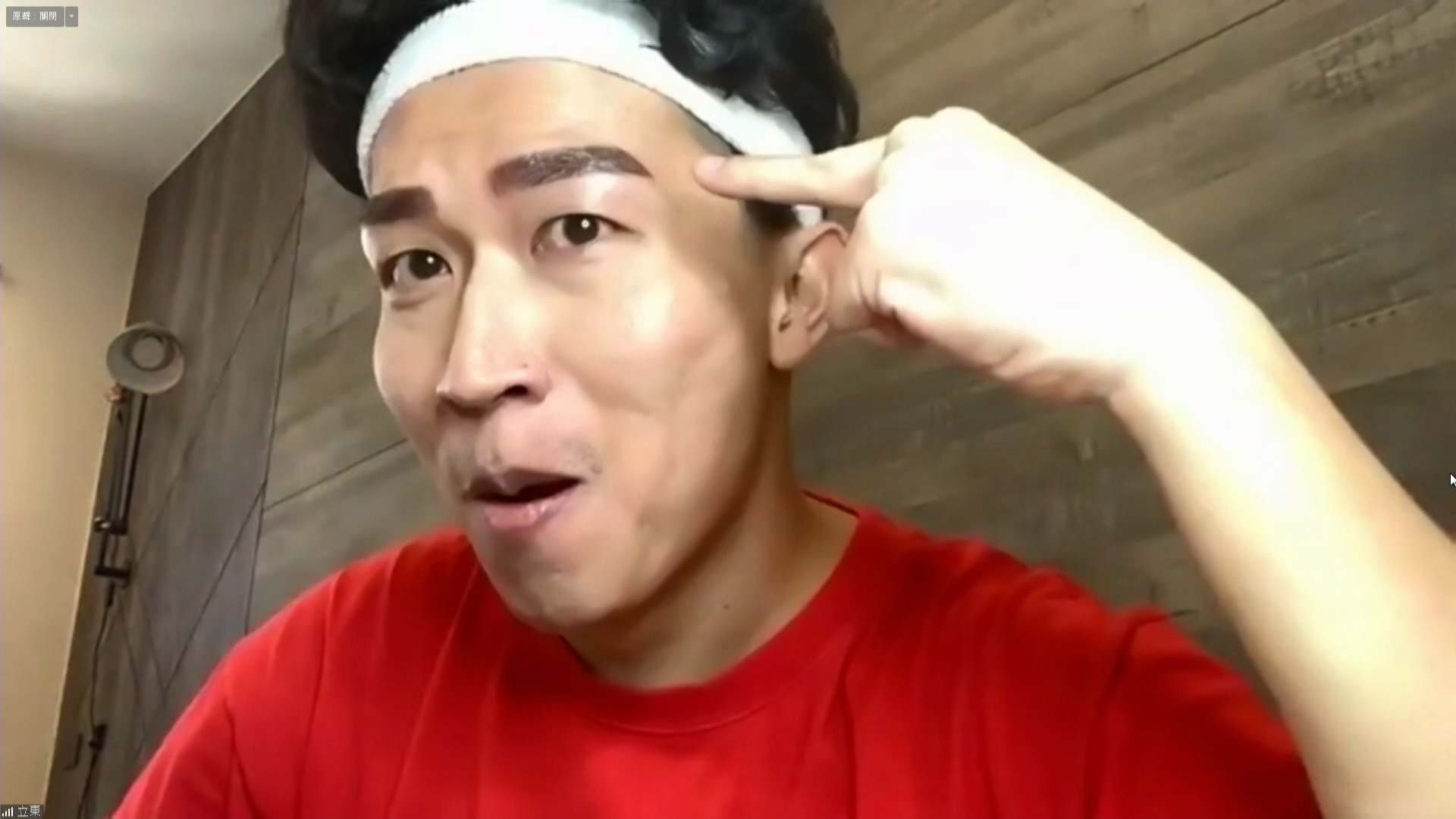 張立東則指著自己的剛霧好的眉毛,祈求新造型帶來好運氣。(台視提供)