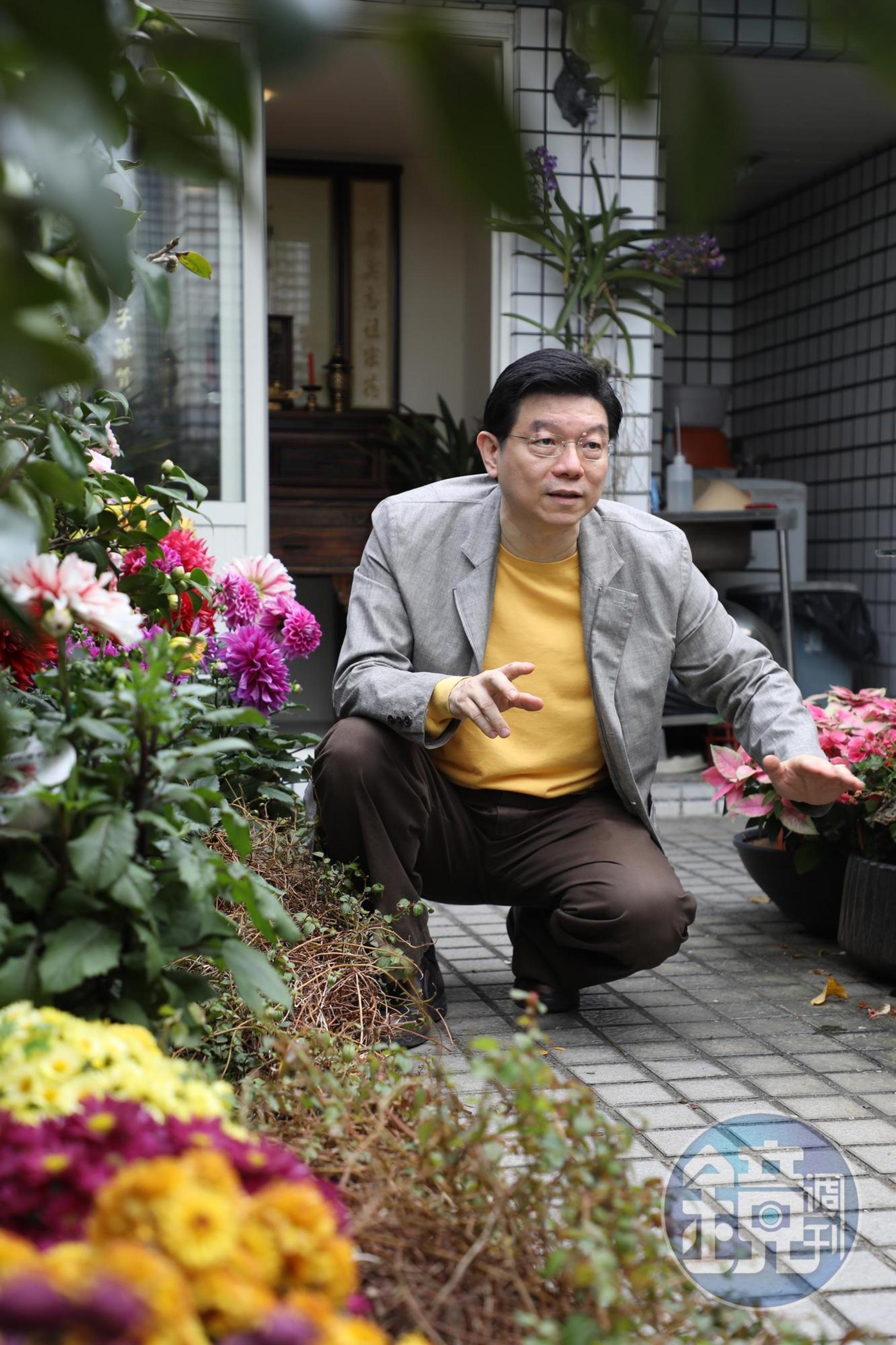 《鏡週刊》社長裴偉做菜是家學淵源，每個週末在家下廚，有時烹調季節食材，有時熬煮記憶中的味道，現在也公開他的廚房筆記。