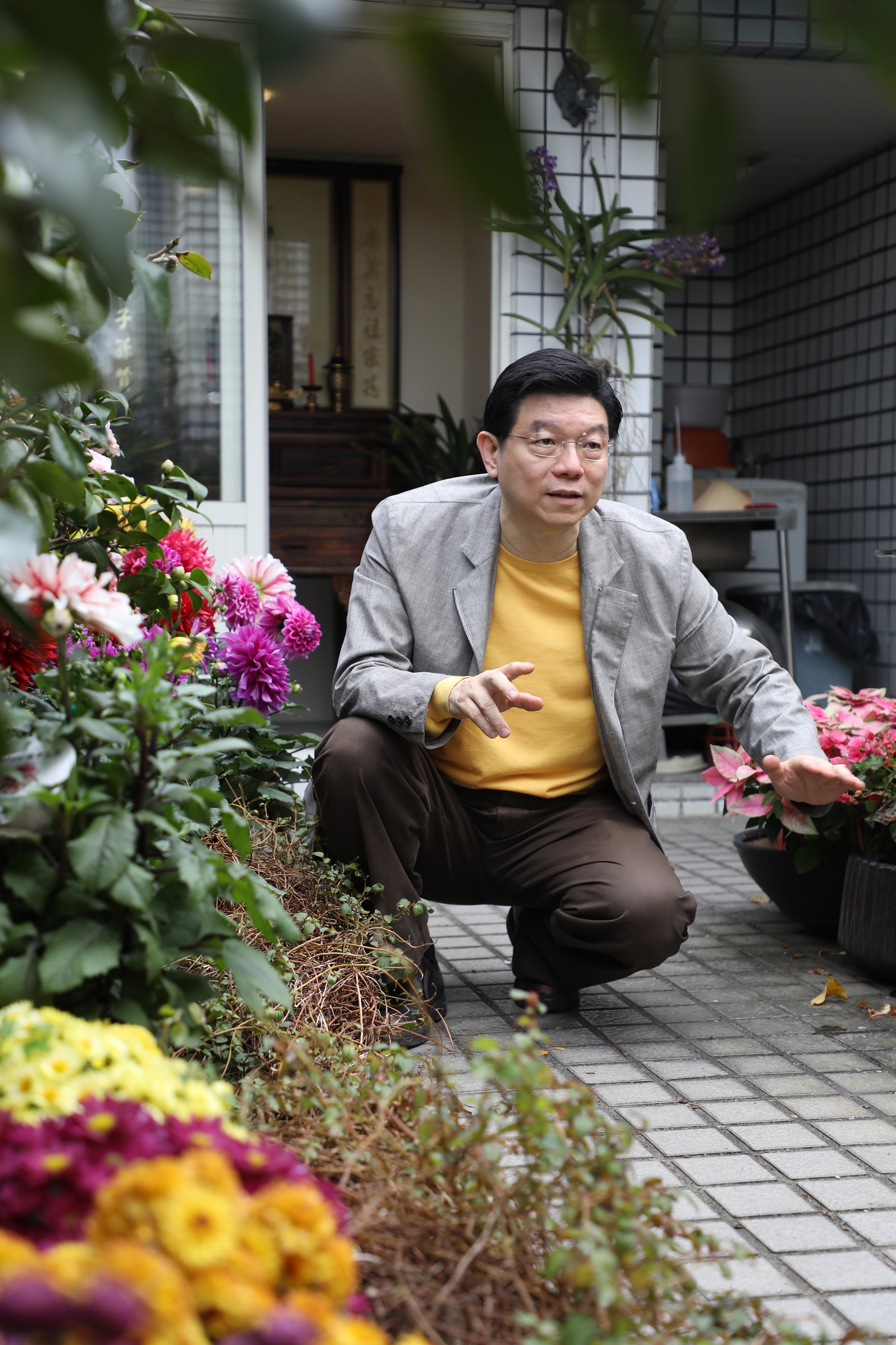 《鏡週刊》社長裴偉做菜是家學淵源，每個週末在家下廚，有時烹調季節食材，有時熬煮記憶中的味道，現在也公開他的廚房筆記。