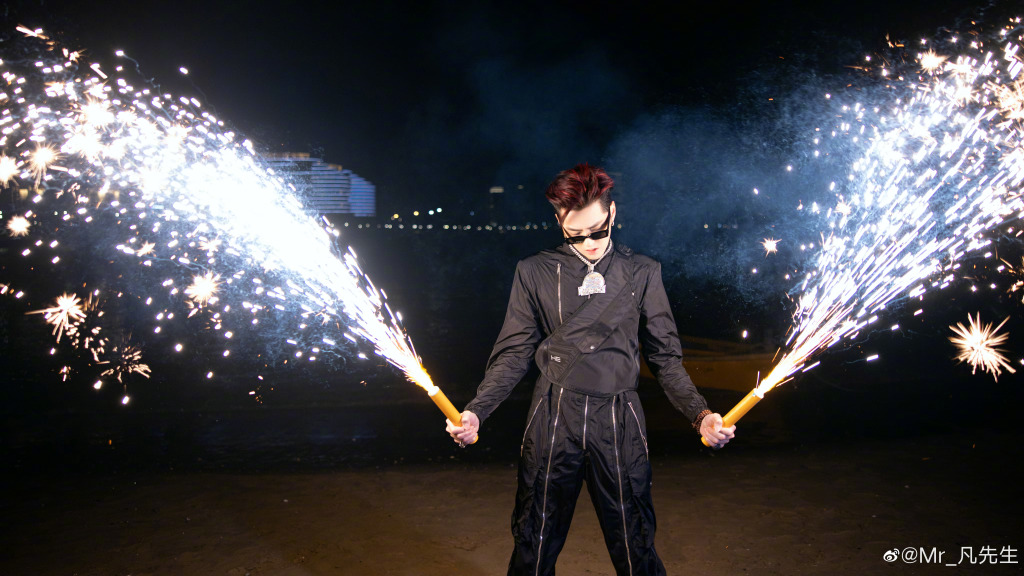 吳亦凡被爆自豪「很大」，要女孩子忍一下，實際上卻是「吳籤」。（翻攝吳亦凡微博）