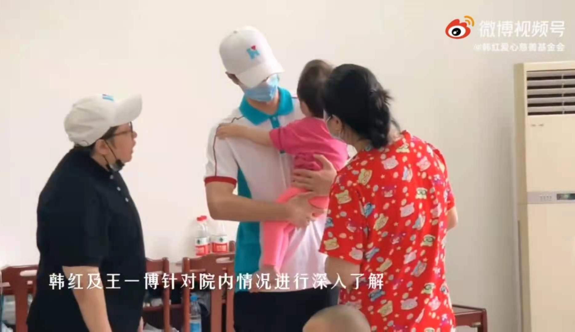 王一博與韓紅(左)一同到河南鄭州育幼院探視兒童。(網路圖片)