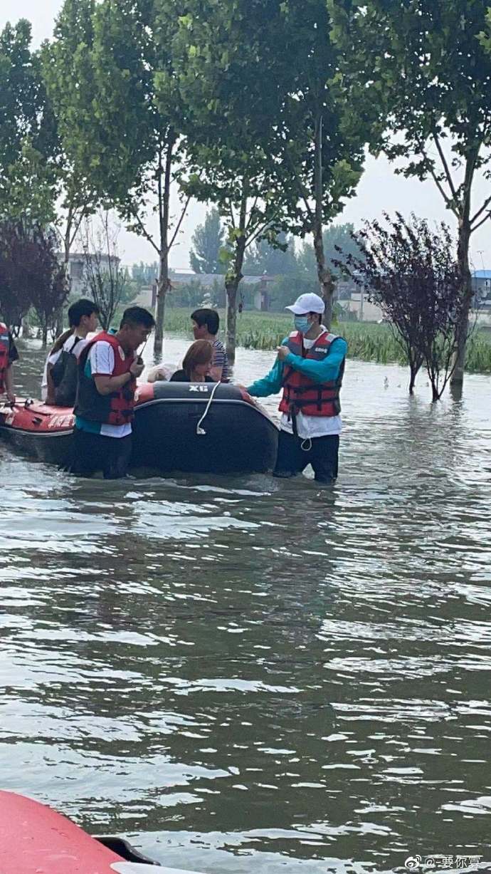 王一博讓救助者坐在救生艇內，他和救難隊員一起涉水。（網路圖片）