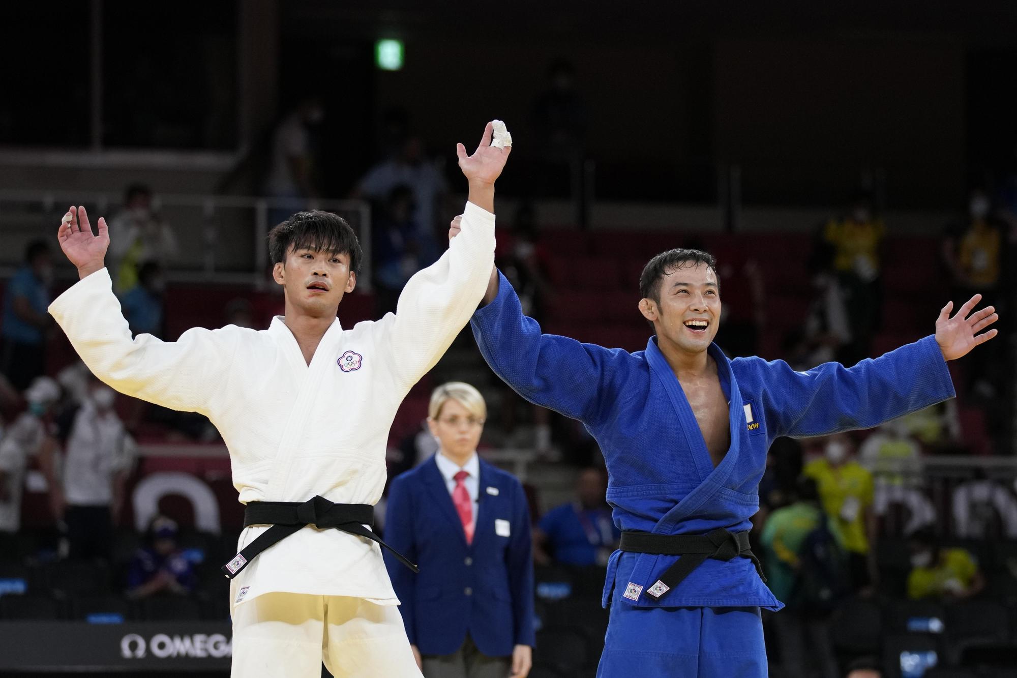 23歲柔道小將楊勇緯(左),首次出賽奧運便一路挺進冠軍戰,最終在決賽延長賽中敗給日本對手高藤直壽(右),拿下銀牌。(達志影像)