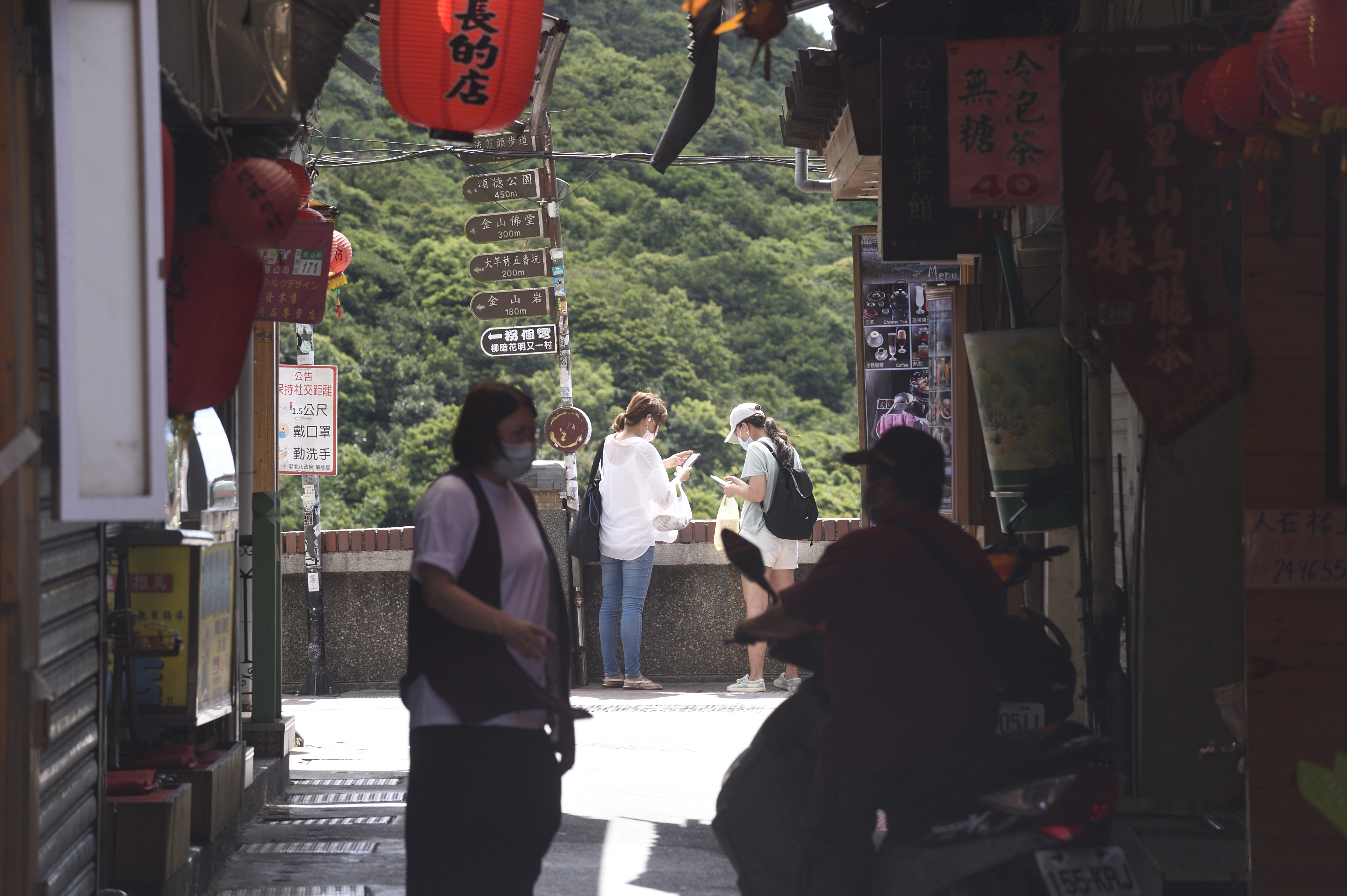 27日降為二級警戒,醫師提醒民眾,即使接種完疫苗仍要保持好個人衛生防護。