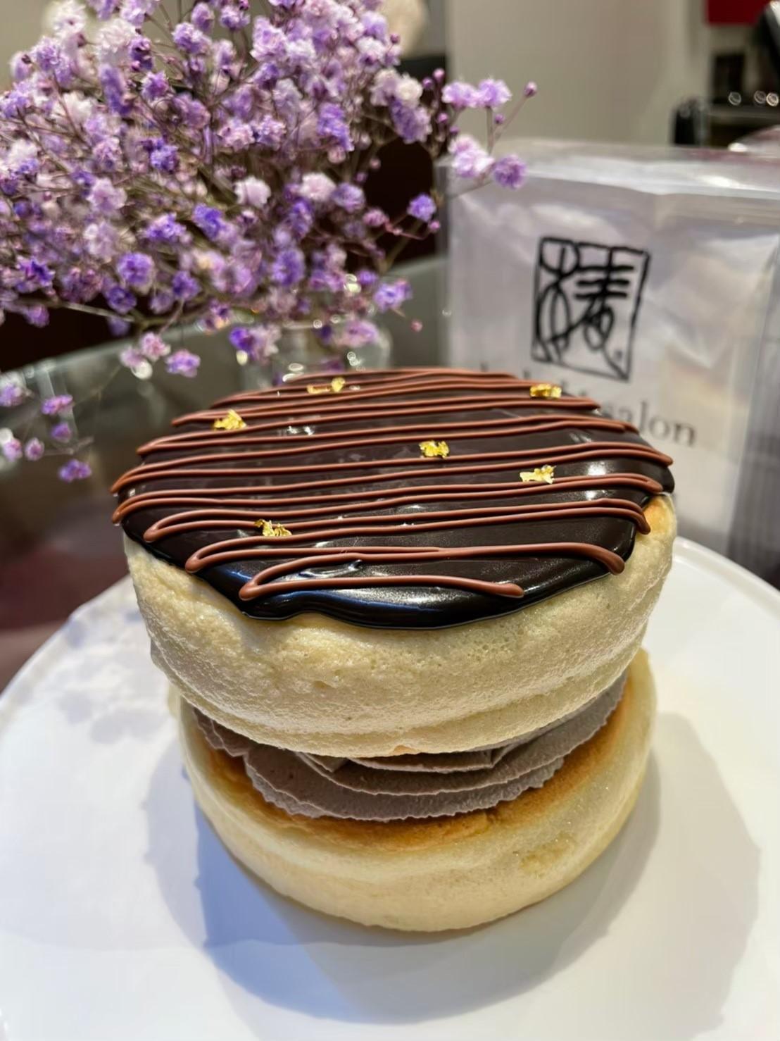 上層為比利時Callebaut黑巧克力鏡面的「巧克力厚鬆餅蛋糕」，內層除了黑巧克力鮮奶霜還有反轉風味的酸甜覆盆莓果醬。（優惠價522元／4吋，city'super提供）