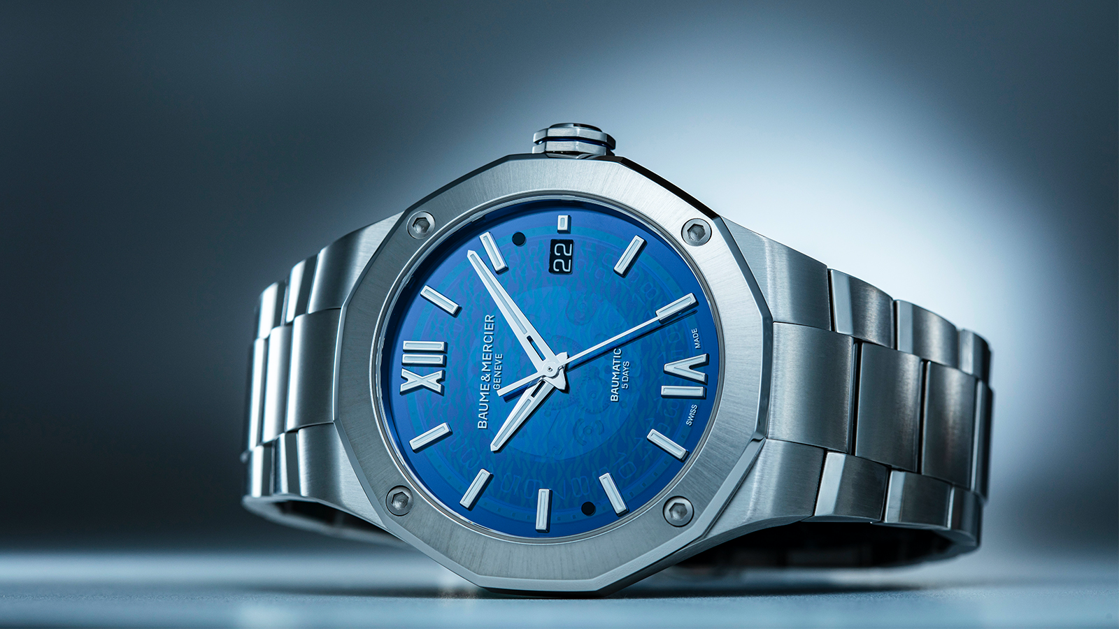 BAUME & MERCIER今年推出搭載Baumatic自製機芯的藍色煙燻面Riviera Baumatic，建議售價NT$ 110,100。