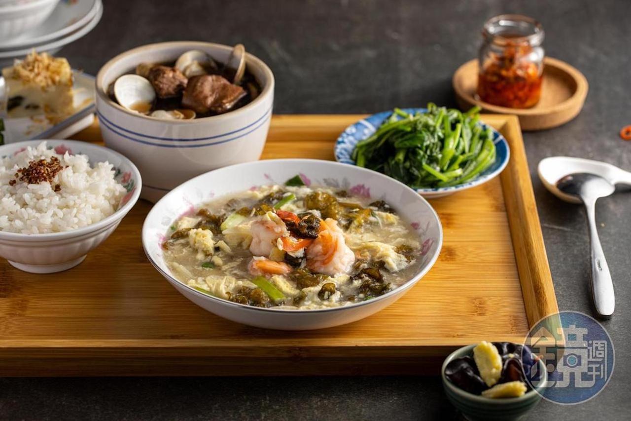 「膳馨民間創作料理」的「養生黑蒜燉雞湯」(後),也有加入食物箱裡。(圖示為膳馨子品牌「馨苑」的菜色)