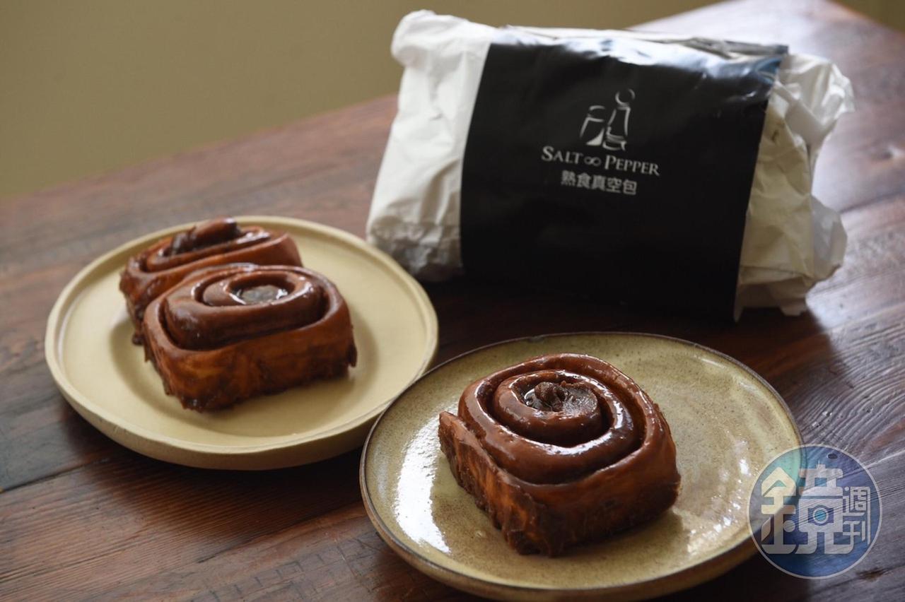 「鹽與胡椒」的「翻轉黑糖肉桂卷」(前)及油封料理(後)。