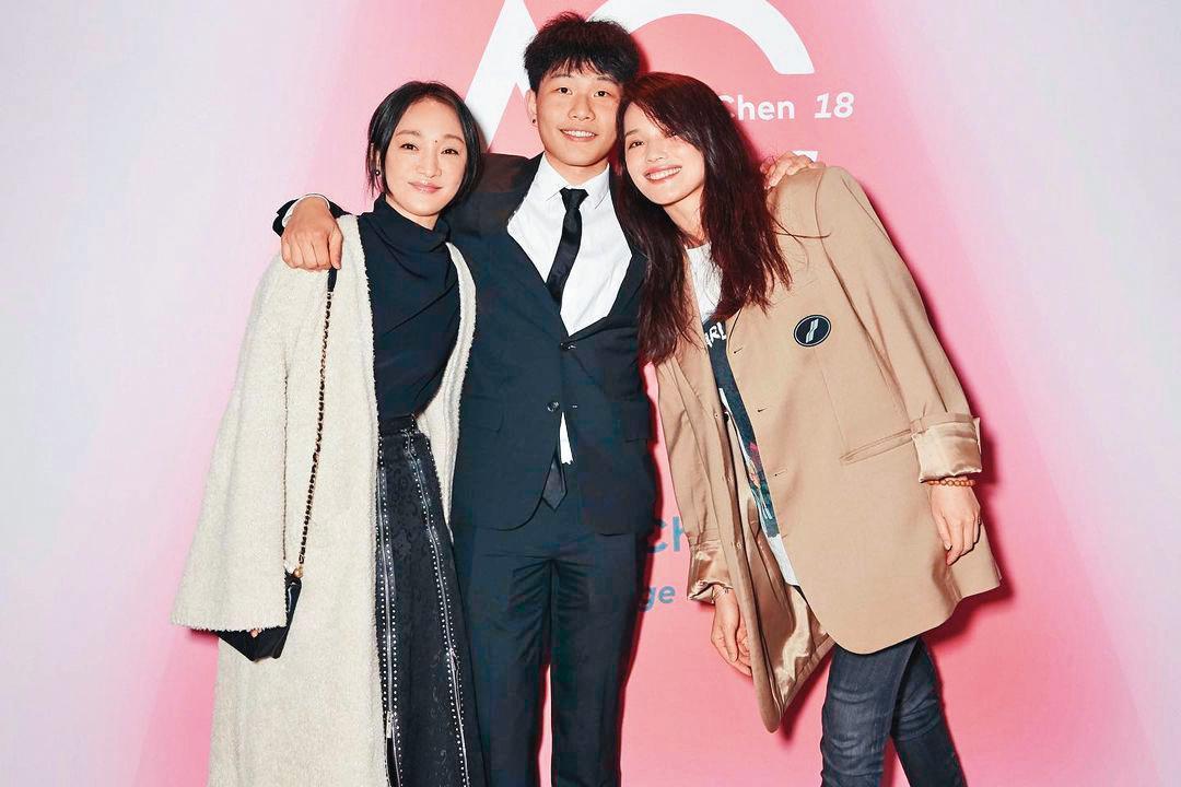 陳尊佑（中）深得周迅（左）、舒淇（右）疼愛，因此有希望兩位影后帶他進娛樂圈的說法。（翻攝自陳坤IG）
