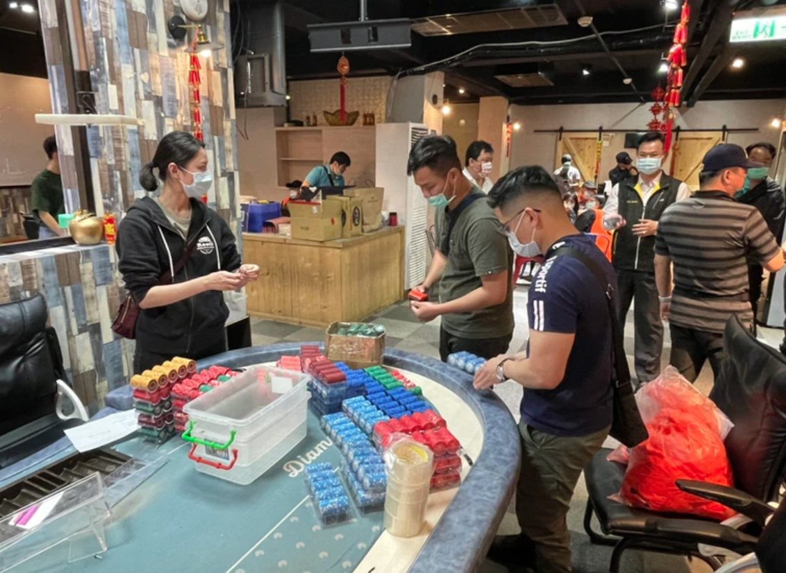 中壢分局查獲職業賭場違反防疫規定聚賭。（警方提供）