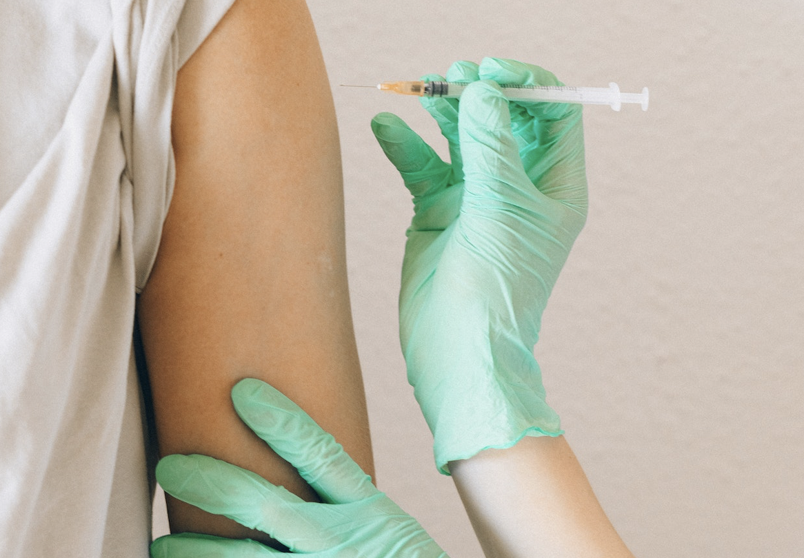 法國近期新一波COVID-19疫情升溫,要求民眾須出示「疫苗通行證」,醫療人員強制施打疫苗。(Pexels)