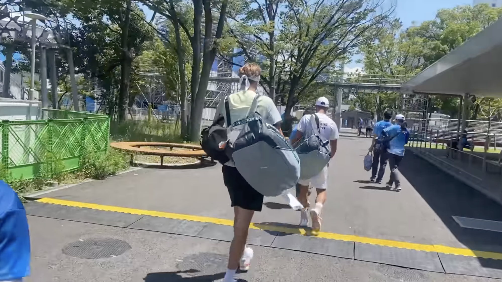 盧彥勳（白衣戴帽者）昨出戰東奧第一輪，哥哥拍下他的背影，令人淚目。（翻攝盧彥勳臉書）