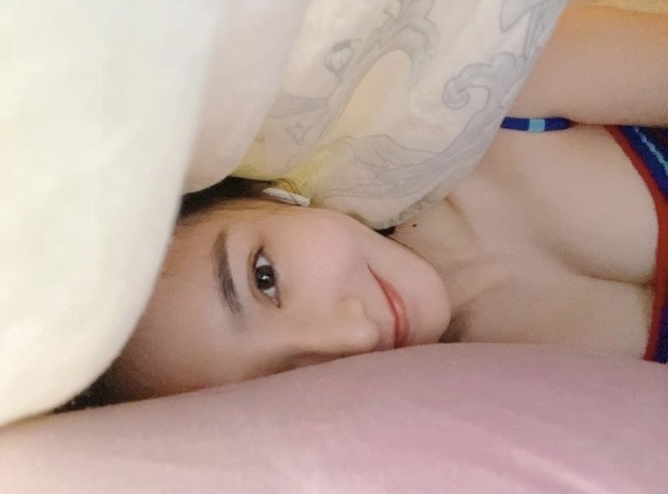 陳子玄上傳床上辣照，露出超深的事業線。（翻攝自IG）