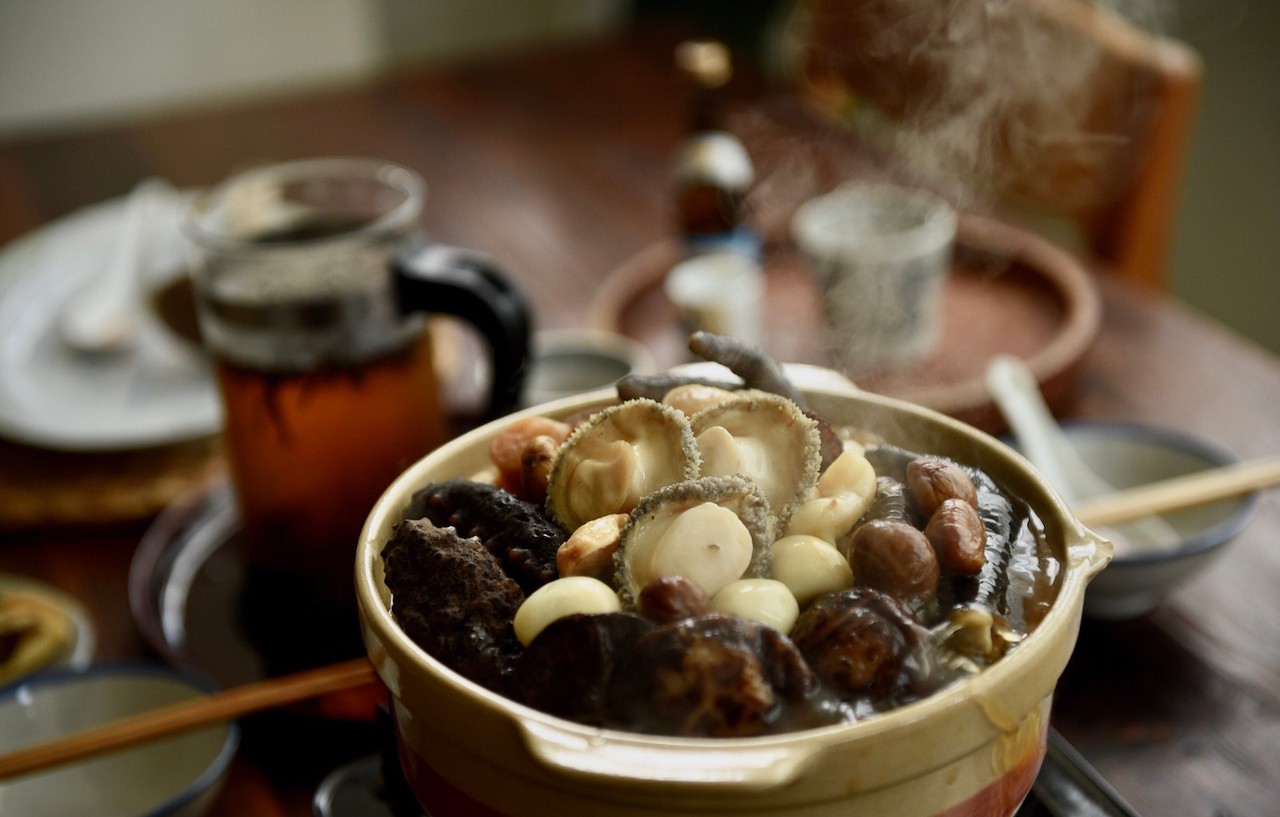 餐酒館「T+T」防疫外帶冷凍湯包「佛跳牆」端上居家餐桌，彷彿日子跳過了疫情，喜氣洋洋迎來年。（2,280元／份，不固定供應，需詢問預約）