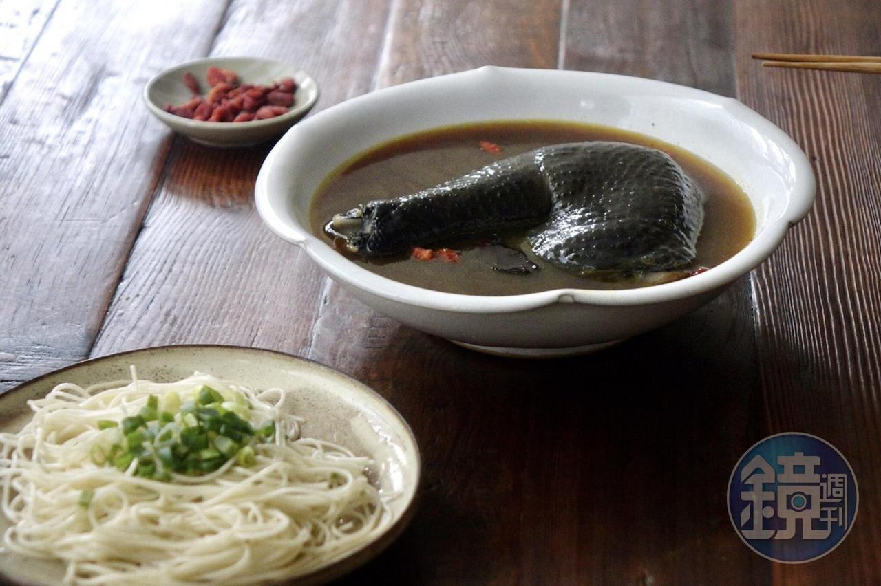 湯色黑亮的「何首烏、當歸、烏骨雞（黑湯）」，濃郁回甘。（1,580元／組，3包不同湯底）