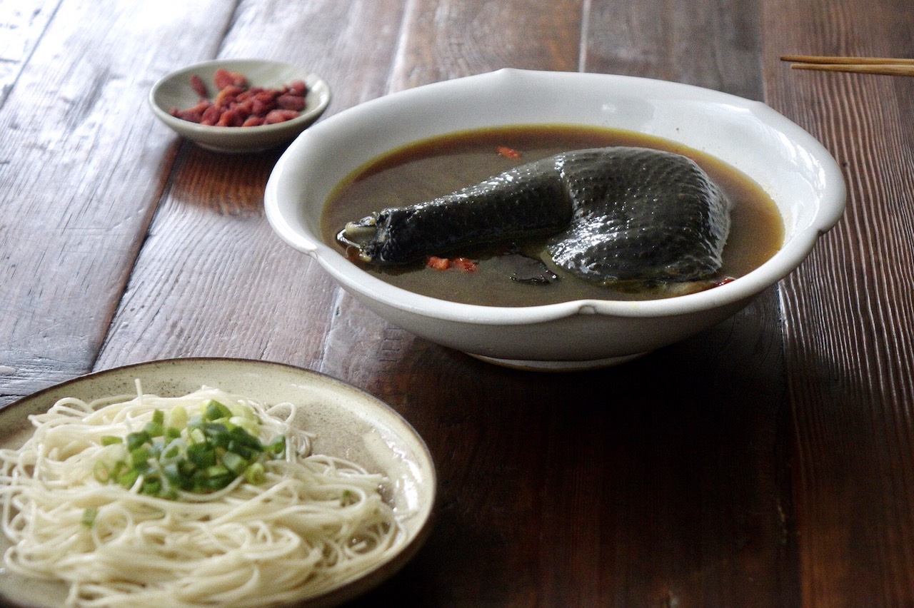湯色黑亮的「何首烏、當歸、烏骨雞（黑湯）」，濃郁回甘。（1,580元／組，3包不同湯底）