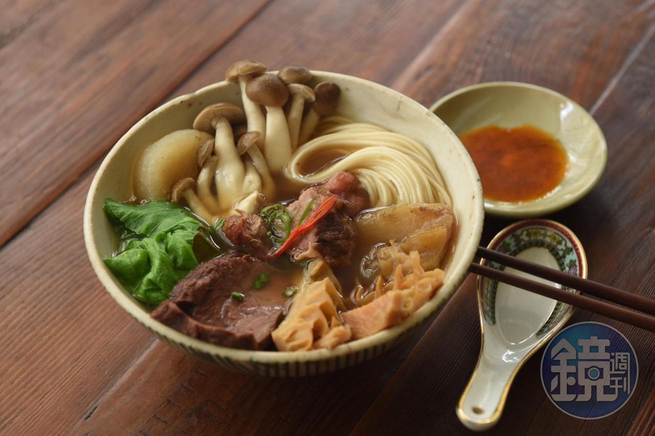 餐酒館「T+T」在疫情間推出香茅馬告氣味鮮明的「清燉牛肉麵」，一碗裡擠滿牛肋肉、牛腱、牛肚、牛筋等多種部位。（價格請洽店家，不固定供應，需詢問預約）
