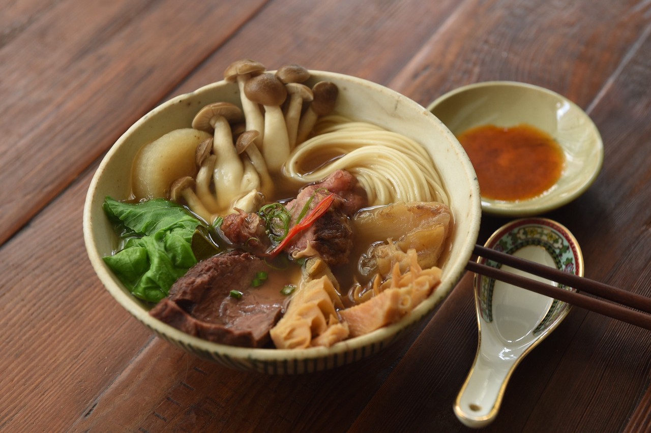 餐酒館「T+T」在疫情間推出香茅馬告氣味鮮明的「清燉牛肉麵」，一碗裡擠滿牛肋肉、牛腱、牛肚、牛筋等多種部位。（價格請洽店家，不固定供應，需詢問預約）