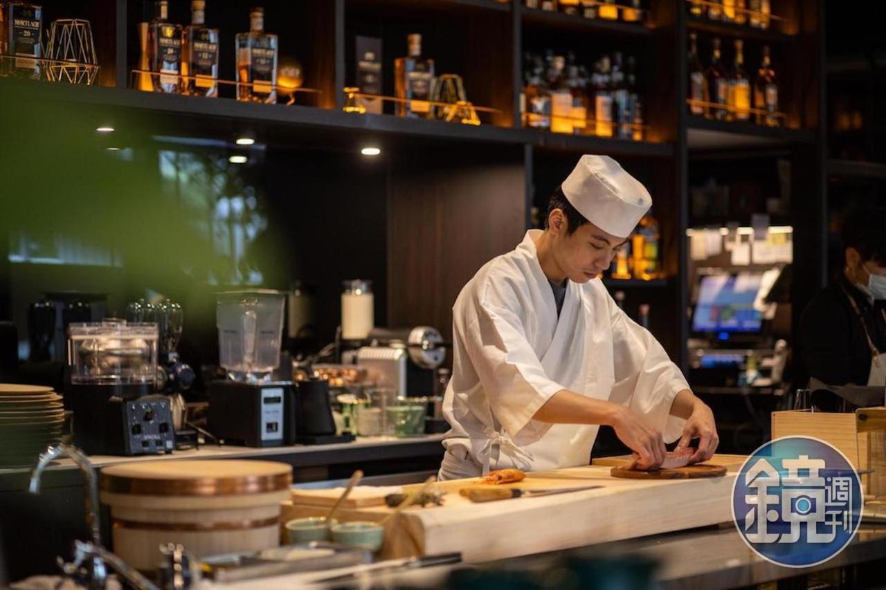 「小後苑Backyard Jr. （大直）」的空間中心有一座壽司吧檯。