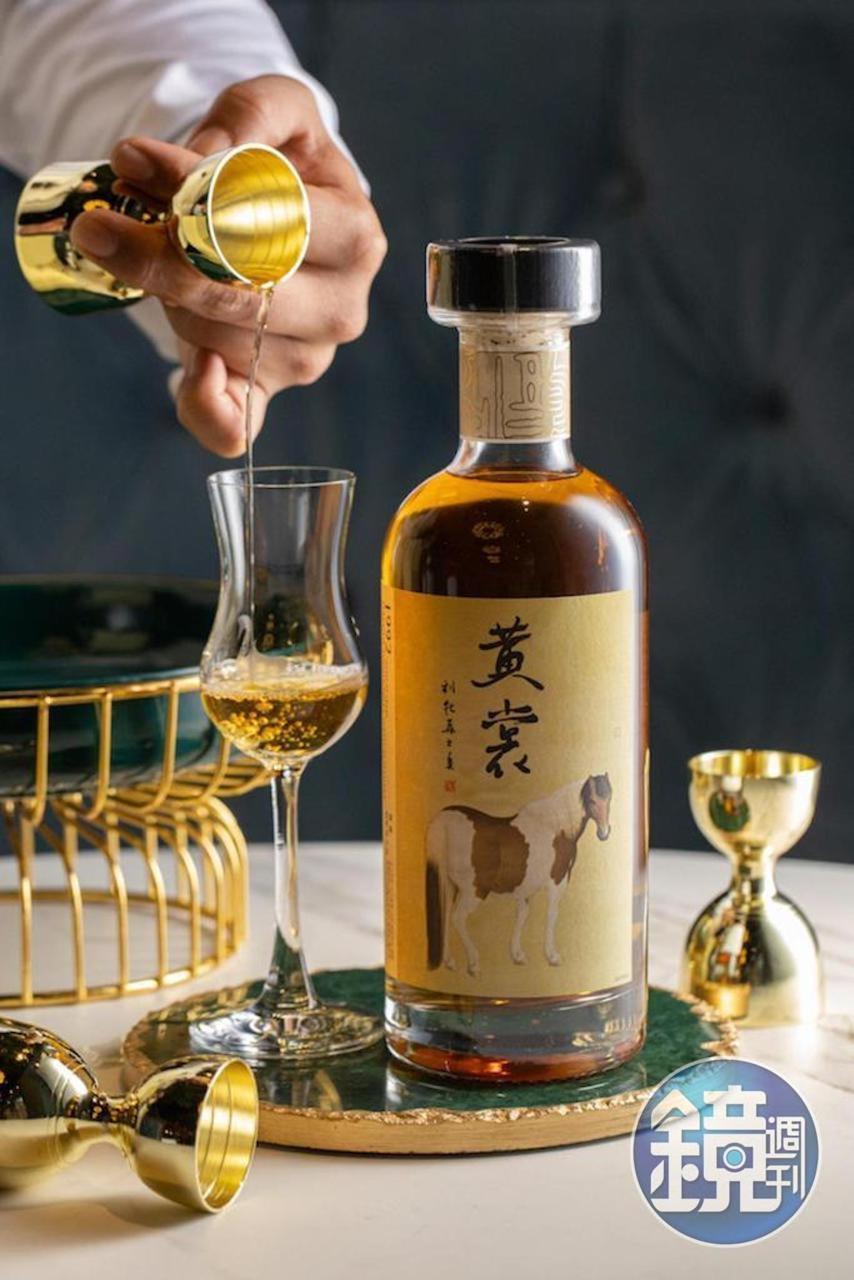 「執杯大叔 黃裳Chi Bei Da Su 1992 Speyside single malt」瀰漫著中性的蜂蠟氣味，酒液帶厚度，香氣多變，多呡幾口越見深度。（外帶方式及價格請洽店家）