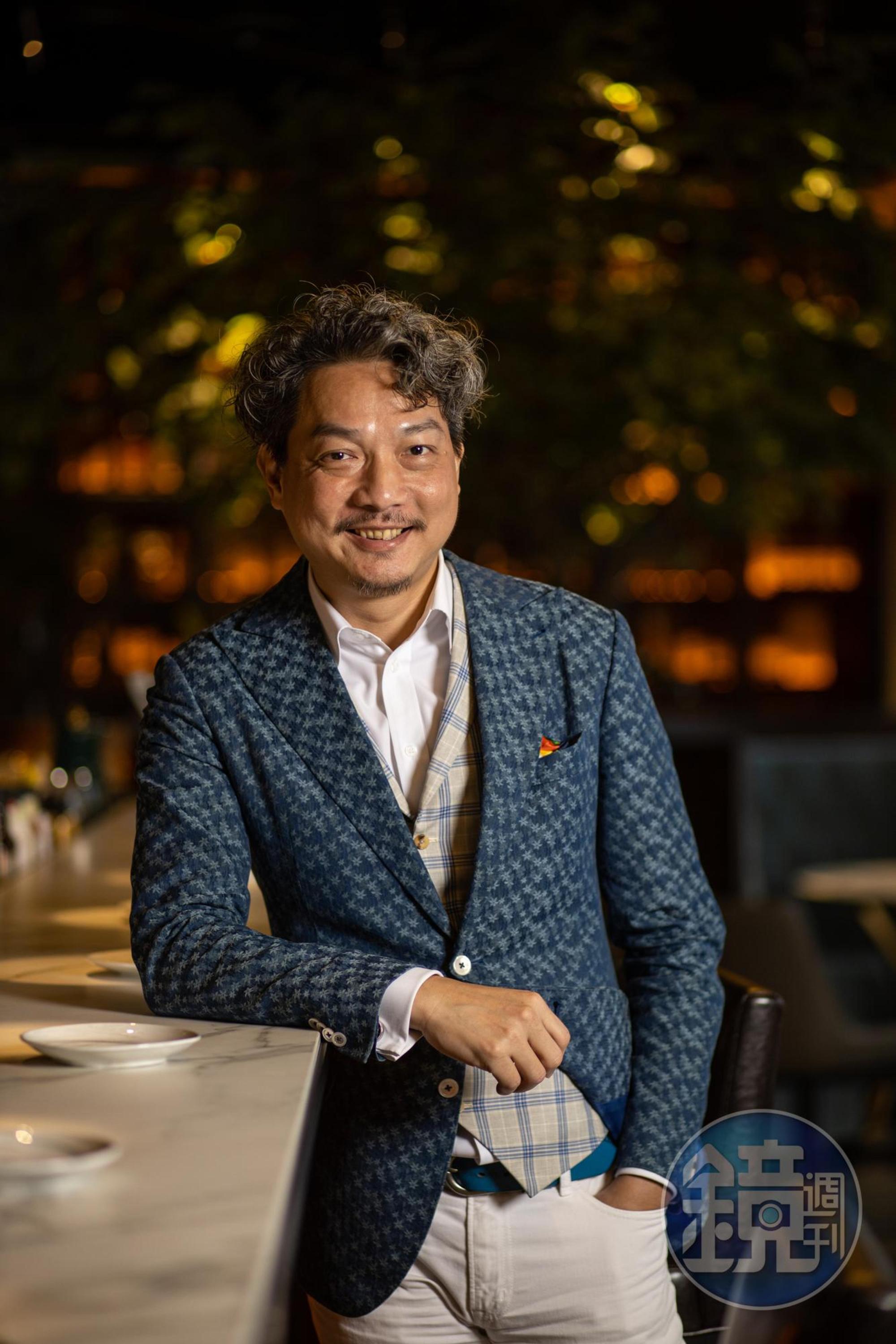 「後院」「小後苑信義店」及「小後苑大直店」創辦人、威士忌執杯大師林一峰，經營酒吧同時持續寫作及教學分享酒食知識。