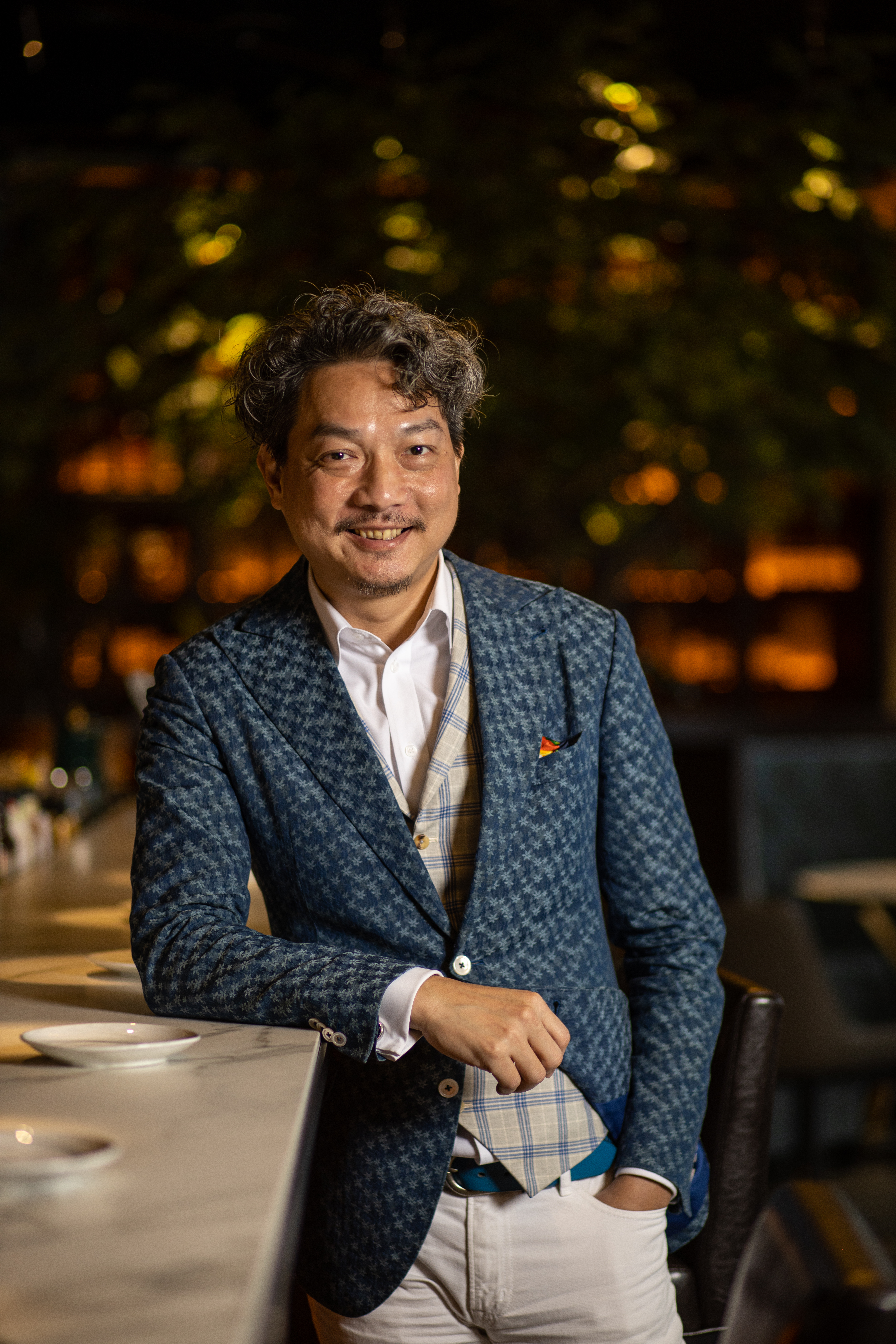 「後院」「小後苑信義店」及「小後苑大直店」創辦人、威士忌執杯大師林一峰，經營酒吧同時持續寫作及教學分享酒食知識。