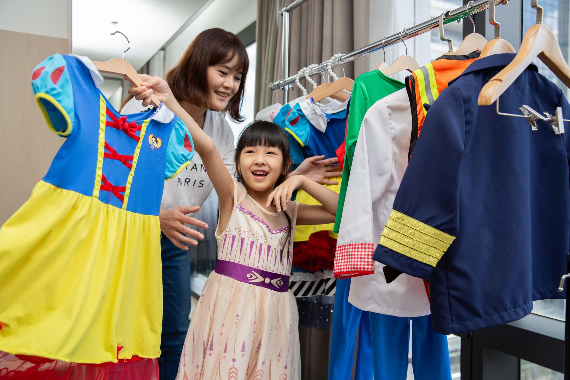 房內提供公主裙、職業服裝小朋友們變裝。 （台北萬豪酒店提供） 