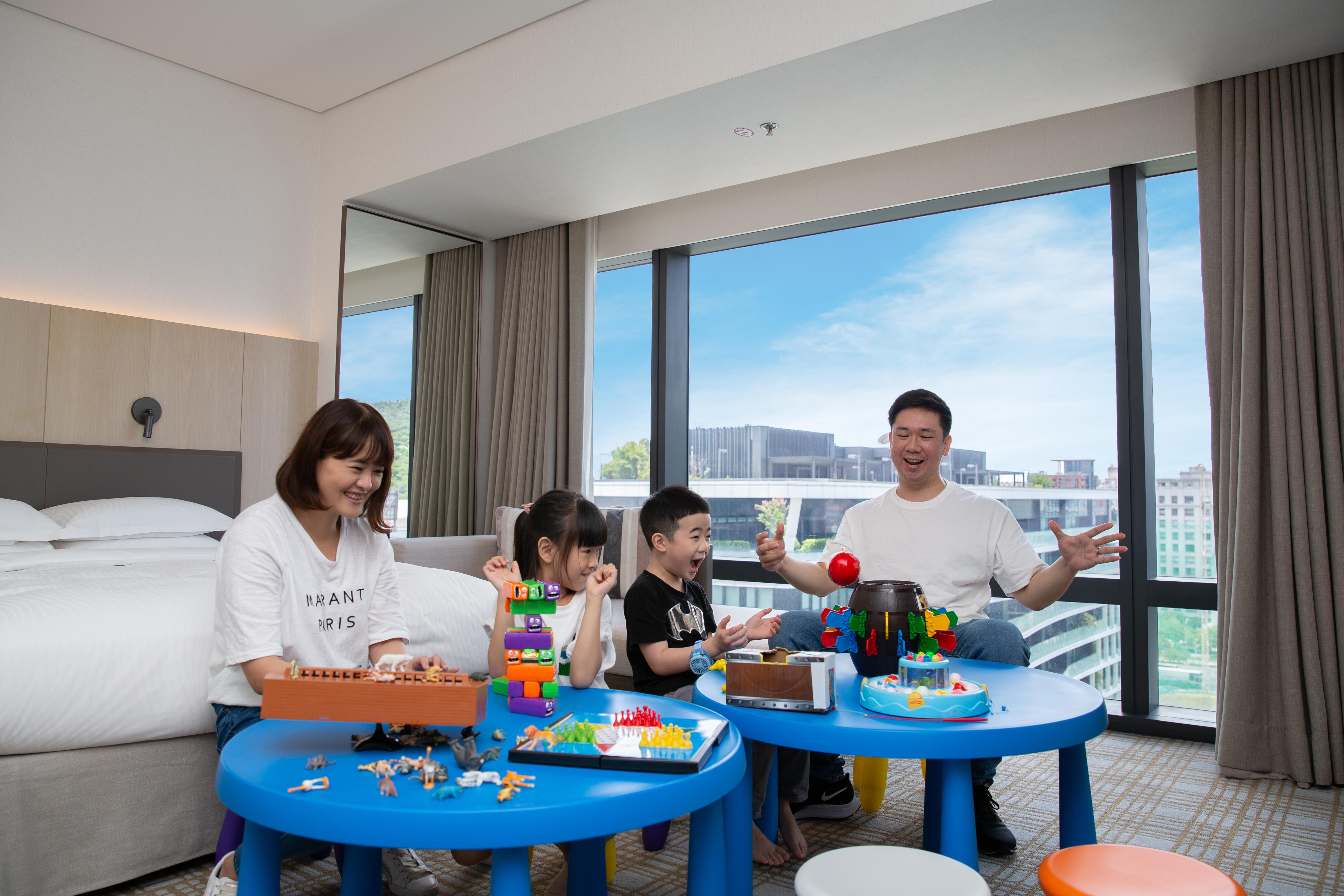 「桌上樂遊房」提供各式桌遊可以玩整天。(台北萬豪酒店提供)