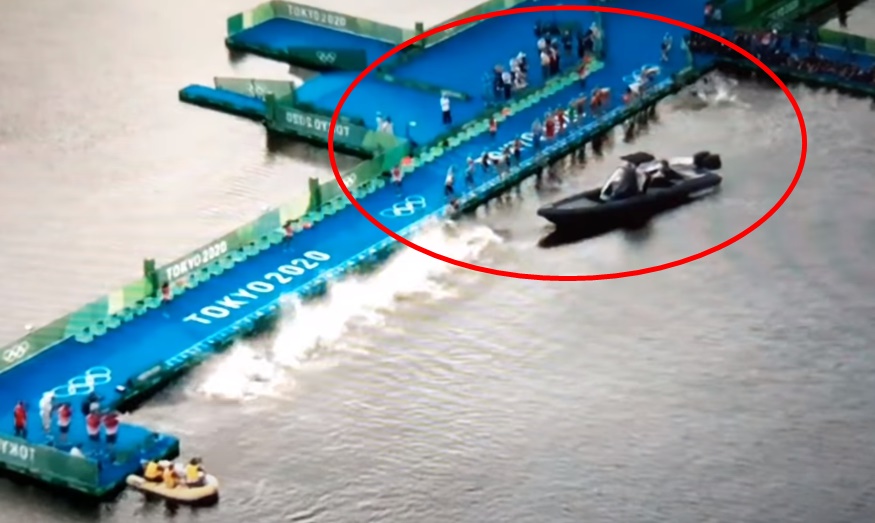 東京奧運鐵人三項的游泳1,500公尺項目中，發生一件罕見烏龍事件。（翻攝自TheLogFog HD YouTube頻道）