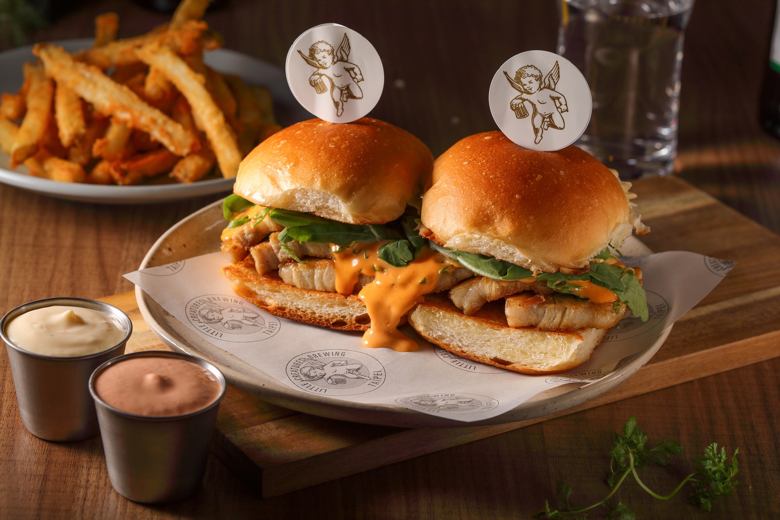 「豬五花漢堡」麵包現改為軟法潛艇堡，厚實肉排淋上香辣醬，是招牌必點。（300元／份）