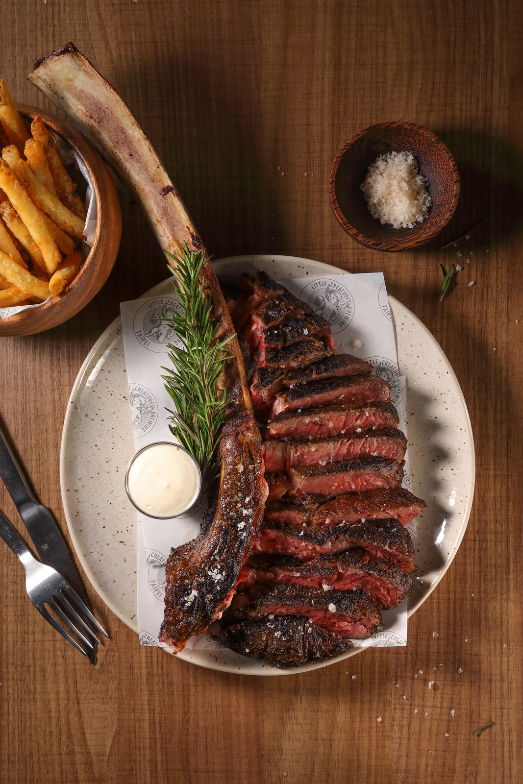 賣相豪邁的「澳洲和牛戰斧牛排」，散發濃郁炭香。（2,900元／份，需3天前預訂）