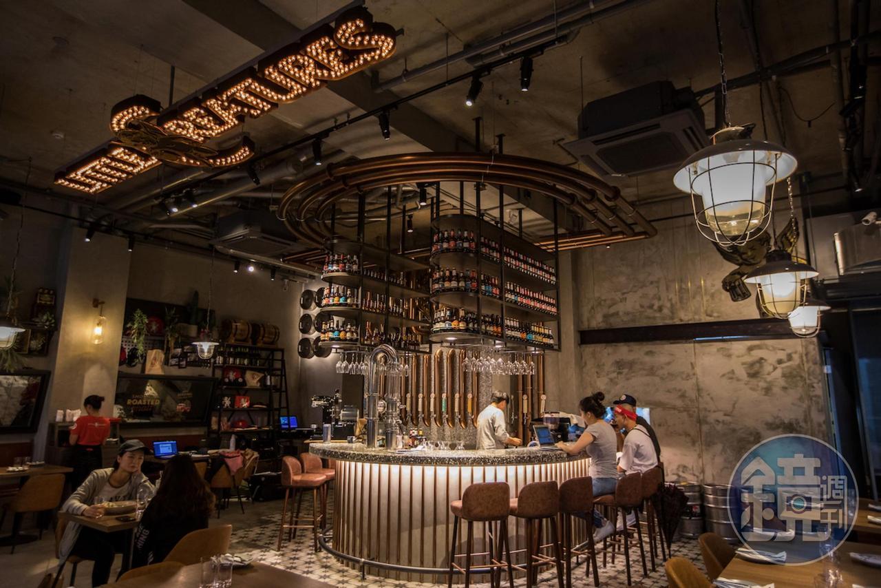 台北市餐飲內用規範未鬆綁前，小天使精釀啤酒餐廳仍續推餐點外帶6折的好康。