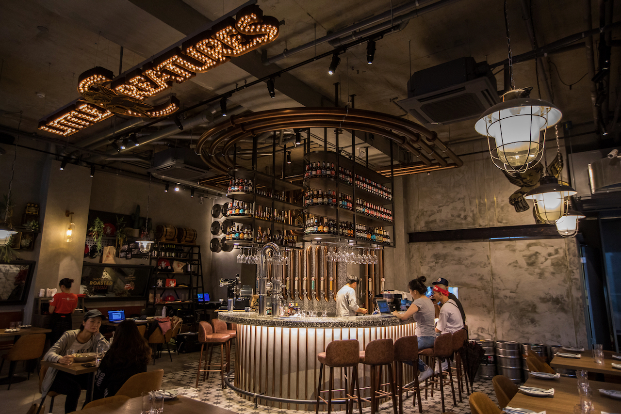 台北市餐飲內用規範未鬆綁前，小天使精釀啤酒餐廳仍續推餐點外帶6折的好康。