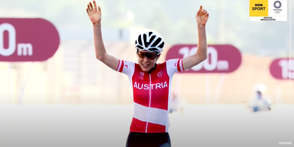 奧地利選手安娜衝過終點線接受眾人歡呼。（翻攝自BBC Sport）