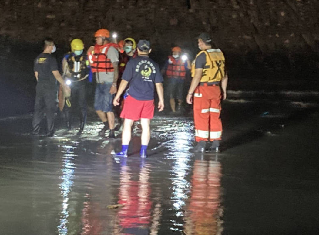 警消接獲報案後，進入海灘搜尋溺水父子下落。（翻攝畫面）