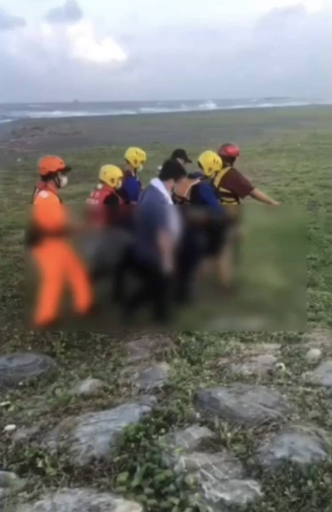 警消尋獲李男的遺體。（翻攝畫面）