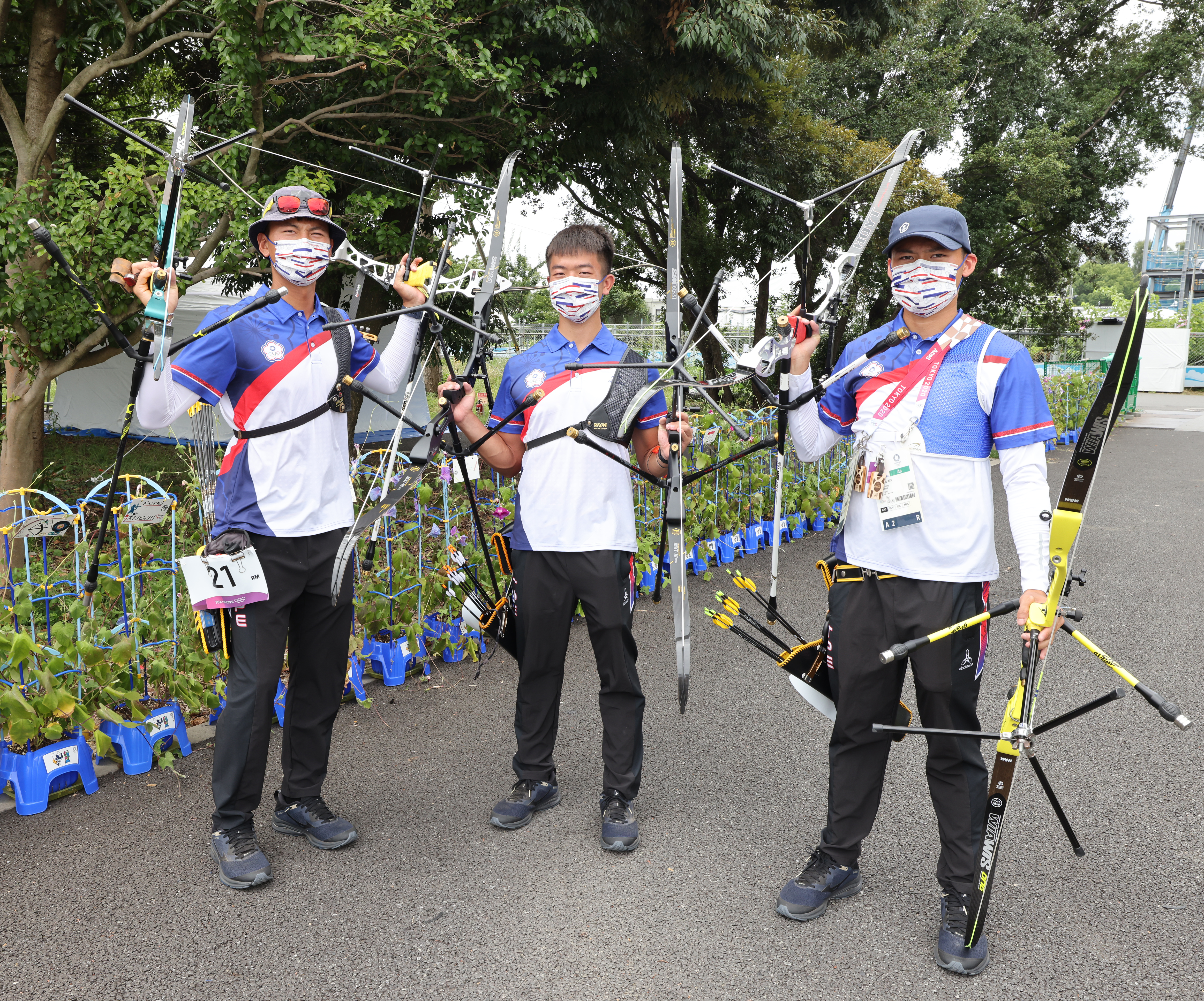 我國射箭好手魏均珩（左起）、鄧宇成、湯智鈞。（體育署提供）