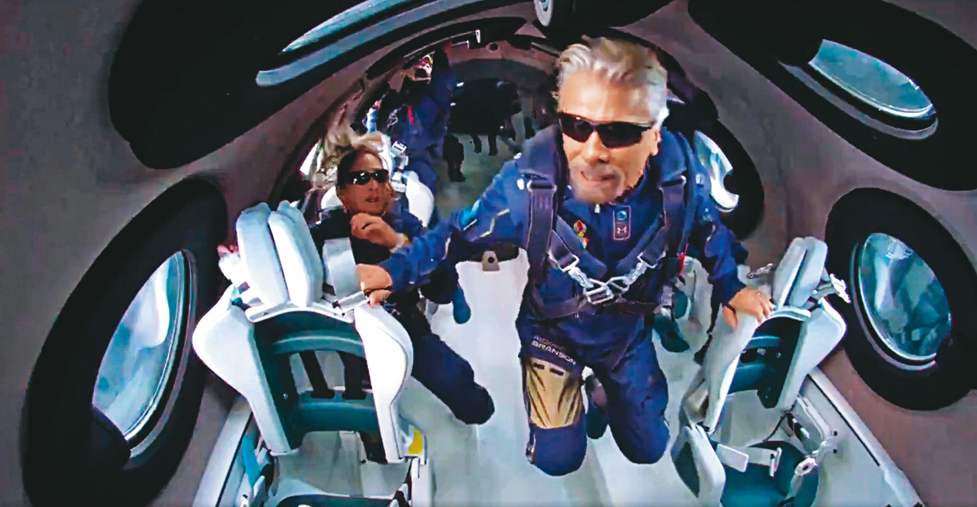 「超級首富上太空」凸顯自由與封鎖、富豪與窮人的對照，讓人百感交集。圖為維京集團創辦人布蘭森太空旅行畫面。（翻攝Richard Branson twitter）