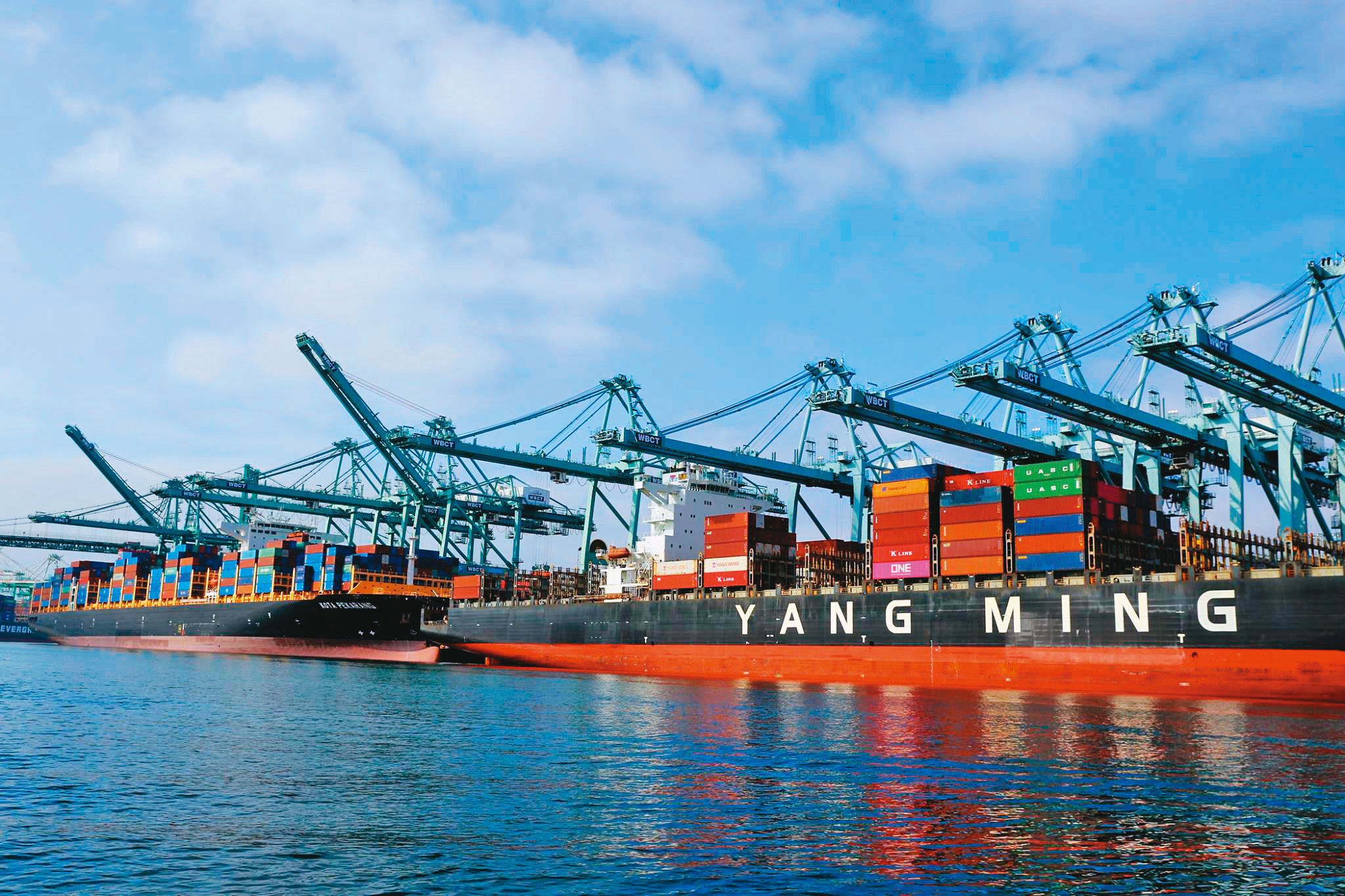 航運三雄近期股價震盪，投資景氣循環股要特別留意景氣高峰何時反轉。（翻攝Port of Los Angeles）